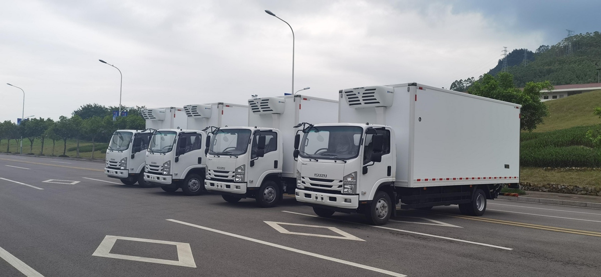 Kazakhstan users ordered 4 ISUZU refrigerated transport trucks