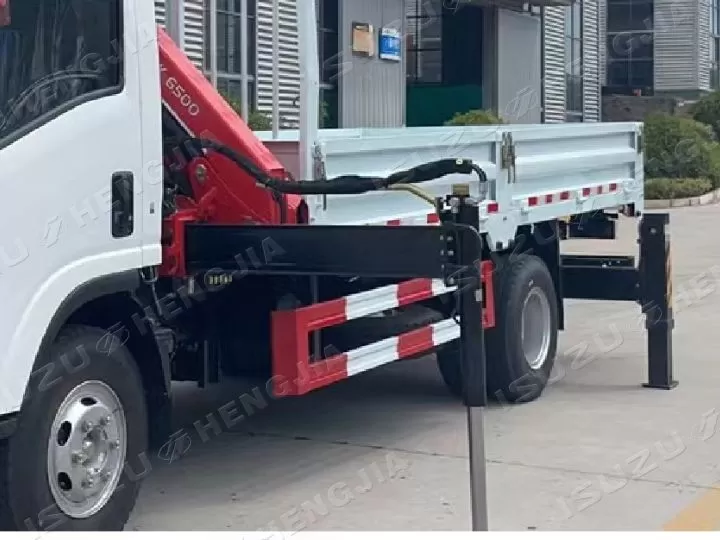 Hydraulic outriggers